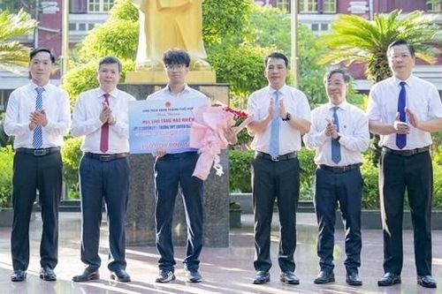TP. Huế khen thưởng học sinh giành Huy chương Bạc Olympic Vật lý quốc tế