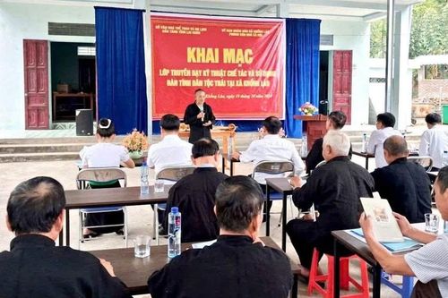 Người Thái ở Khổng Lào trao truyền kỹ thuật chế tác đàn tính