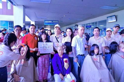 Trao tặng 200 bộ tóc cho bệnh nhân ung thư tại TP.HCM