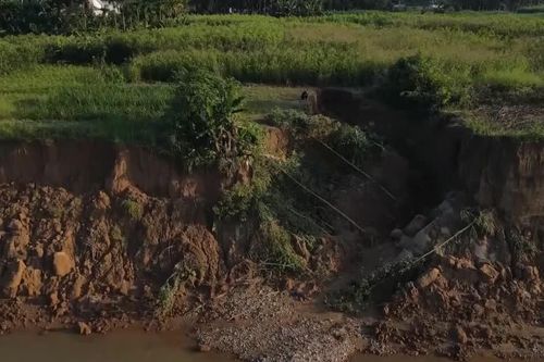 [Video] Sạt lở nghiêm trọng hơn 1.000m2 bờ sông Trà Khúc qua xã Trà Giang