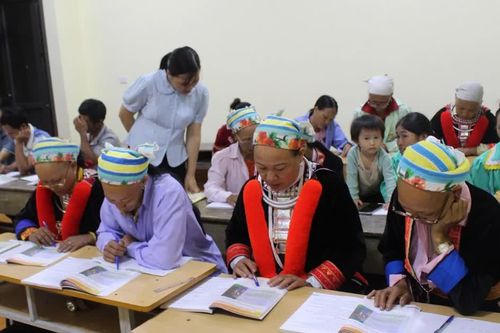 Thái Nguyên hỗ trợ người dân tham gia học xóa mù chữ