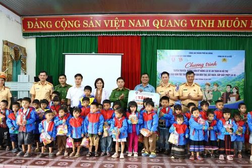 Cảnh sát giao thông Đà Nẵng đồng hành cùng đồng bào vùng biên La Dêê
