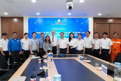 Kỹ sư EVNHCMC được đào tạo chuyên sâu về công nghệ camera nhiệt