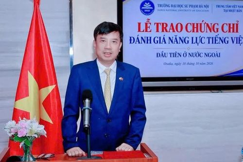 Trao chứng chỉ cho thí sinh tham gia kỳ thi đánh giá năng lực tiếng Việt tại Nhật Bản