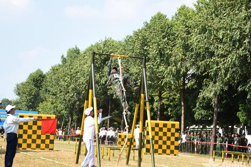 Bộ đội đua sức bền thi vượt vật cản