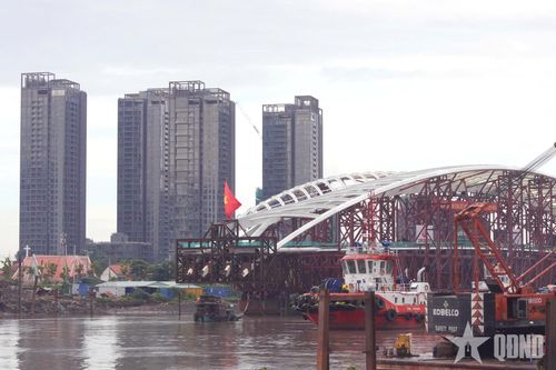 TP Hồ Chí Minh: Vòm thép cầu đi bộ qua sông Sài Gòn đã về đến bến Bạch Đằng
