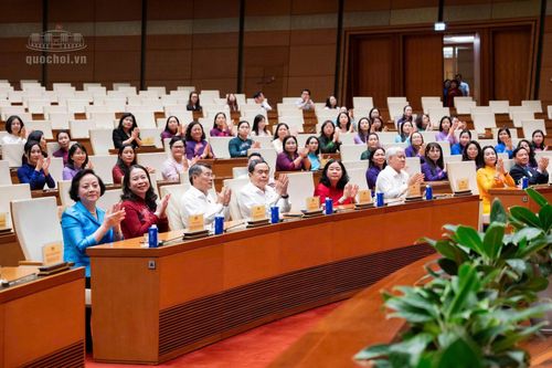 Thủ tướng Chính phủ Lê Minh Hưng và Chủ tịch Quốc hội Trần Thanh Mẫn chúc mừng nữ đại biểu Quốc hội
