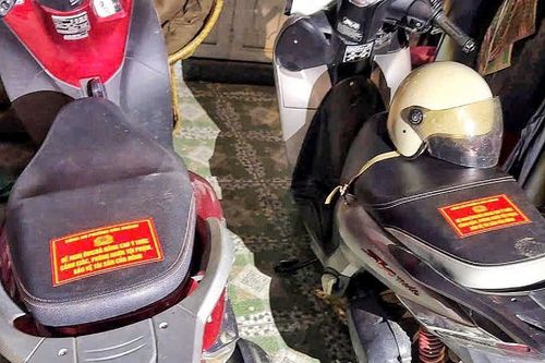 Dán 'tem' nhắc nhở người dân cảnh giác