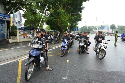 Làm rõ nhóm thanh thiếu niên mang hung khí, chạy xe náo loạn trung tâm phố Huế để khoe 'chiến tích' trên TikTok