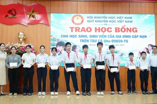 Trao 44 suất học bổng cho con của các thuyền viên gặp nạn