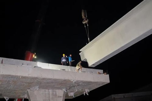 Cận cảnh thi công gác dầm cầu vượt Võ Văn Kiệt qua tuyến cao tốc Mỹ Thuận - Cần Thơ