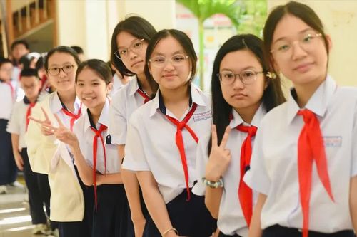 Học sinh tìm hiểu pháp luật về phòng, chống bạo lực trên không gian mạng