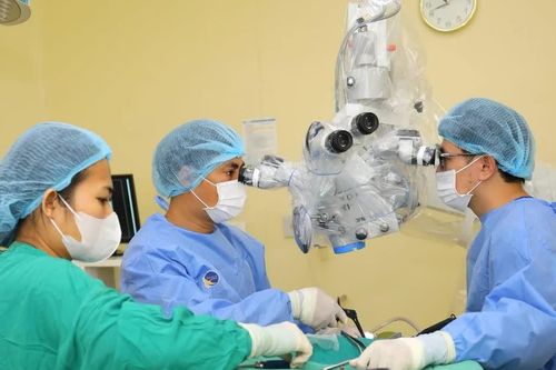Mất thị lực mắt phải 5 năm, người phụ nữ nhìn rõ hơn sau mổ cột sống cổ