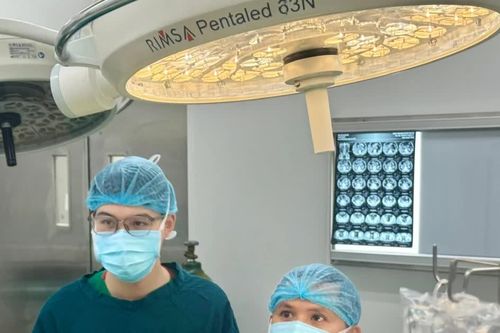 Ho đờm mùi giống phân, người đàn ông phát hiện đường rò từ đại tràng lên phổi