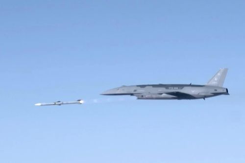 Phi công F-22 lần đầu điều khiển UAV chiến đấu YFQ-44A Fury trong thực tế