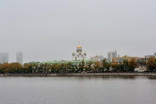 Đến Ekaterinburg, chạm vào hai châu lục