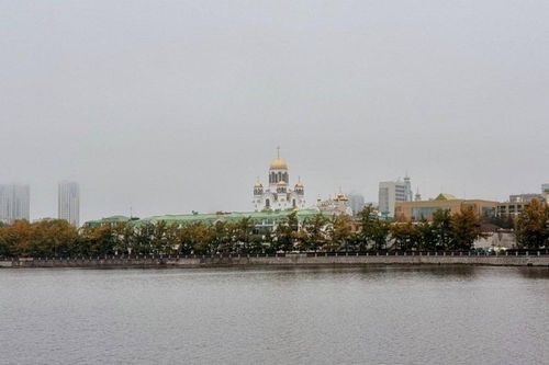 Đến Ekaterinburg, chạm vào hai châu lục