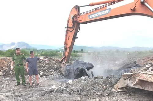 Đường đi của 300 tấn xỉ nhôm lậu: Đổ trộm trong đêm, dùng máy xúc xóa sạch dấu vết