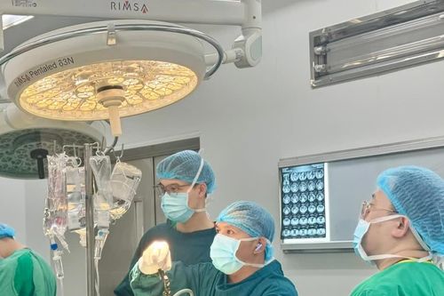 Ho ra đờm mùi hôi như chất thải, bác sĩ phát hiện đường rò từ đại tràng lên phổi