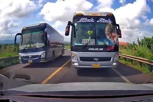 Gia Lai: Vượt ẩu trên Quốc lộ 14, tài xế xe khách 46 chỗ suýt gây tai nạn