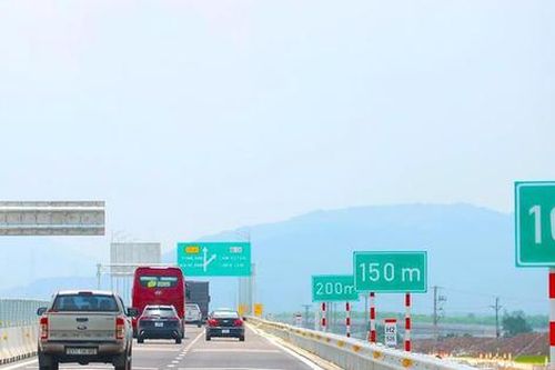 Yêu cầu 7 tuyến cao tốc bổ sung biển báo khoảng cách an toàn