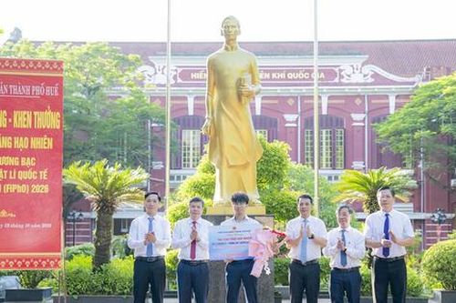 Khen thưởng nam sinh giành Huy chương Bạc Olympic Vật lý quốc tế