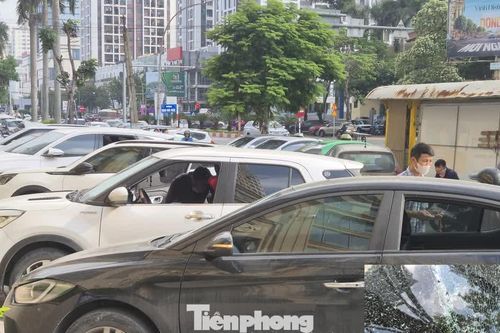 Công an vào cuộc xác minh loạt ô tô bị đập vỡ kính trước chung cư