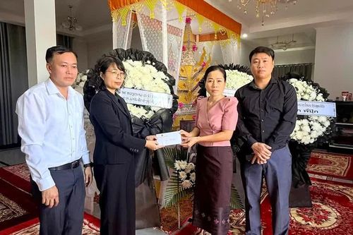 Tổng lãnh sự quán Việt Nam tại Lào thăm hỏi gia đình nữ du học sinh bị sát hại