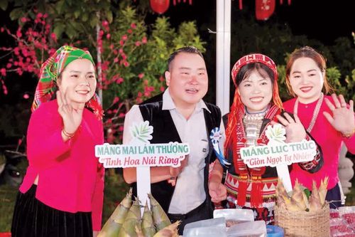 Măng mai đánh thức bản làng