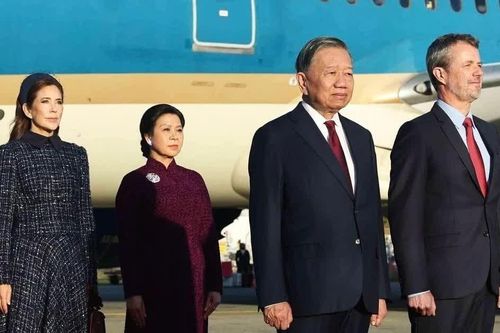 Nhà vua và Hoàng hậu Đan Mạch đón Tổng Bí thư, Chủ tịch nước và Phu nhân tại sân bay