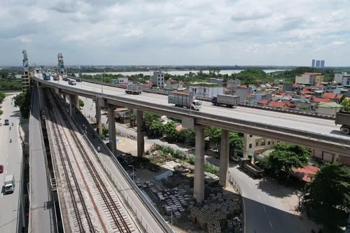 Cầu Thăng Long rào chắn sửa chữa xuyên đêm gần 2 tháng