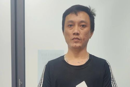 Đối tượng chặn đường, đập phá ô tô ở TPHCM đã bị đưa về trụ sở công an