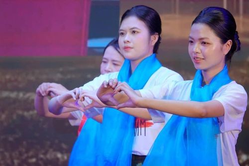 Bóng hồng Quân y 'cháy' hết mình trên sàn dân vũ