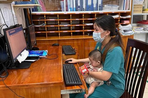 Câu chuyện xúc động phía sau hình ảnh y bác sĩ vừa làm việc vừa chăm 'con'