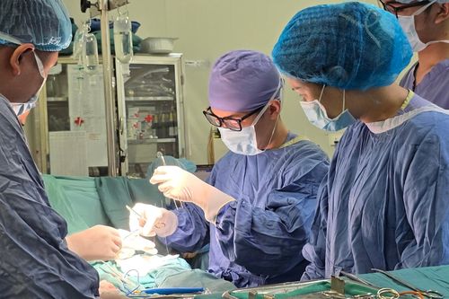 Phát hiện vùng kín con trai 10 tuổi 'có vấn đề' trong khi tắm