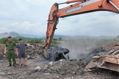 Phê chuẩn khởi tố hai bị can trong vụ chôn lấp khoảng 300 tấn chất thải
