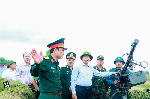 Chủ tịch UBND tỉnh Nghệ An Võ Trọng Hải kiểm tra công tác chuẩn bị diễn tập thực binh vòm phòng không bền vững