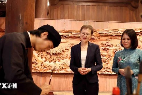 Thủ tướng Liechtenstein tham quan Văn Miếu-Quốc Tử Giám