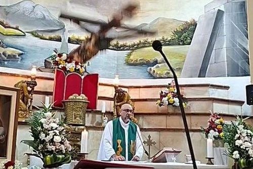 Cây thánh giá rơi khỏi tường, đè tử vong vị linh mục