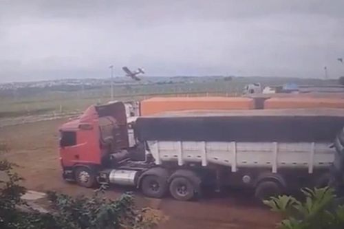 Máy bay rơi xuống cánh đồng, 2 phi công thiệt mạng