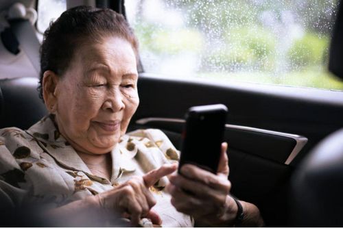 Cụ bà U90 muốn kết hôn với 'tổng tài bá đạo', cháu gái sững sờ khi biết danh tính thật
