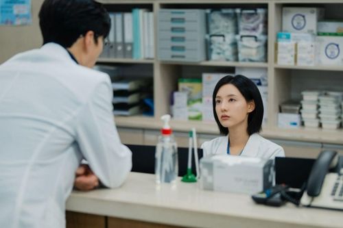 Jang Seung Jo cố gắng chinh phục Kim Ji bằng sự quyến rũ trong 'Doctor X'