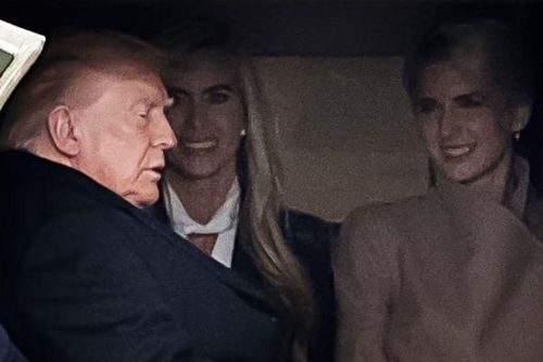Bức ảnh Trump ngồi cùng 2 mỹ nhân gây sốt: Danh tính 2 người đẹp là ai?