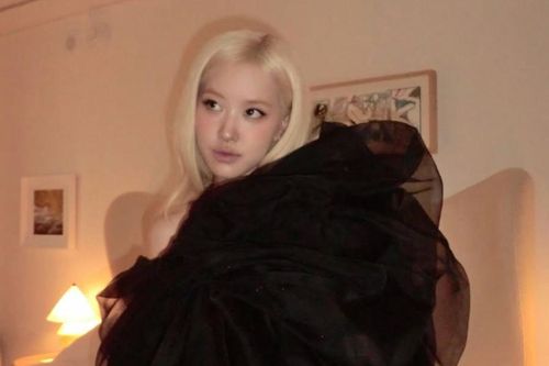 Rosé (BLACKPINK) gây sốt với váy xẻ cao táo bạo