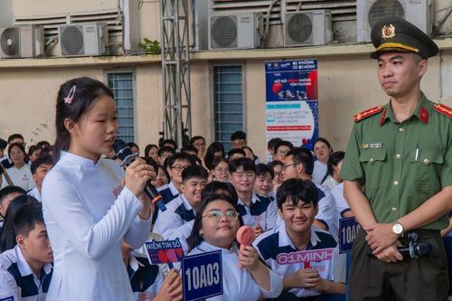 Hơn 3.000 điểm trường TP.HCM lan tỏa thông điệp 'Không một mình'