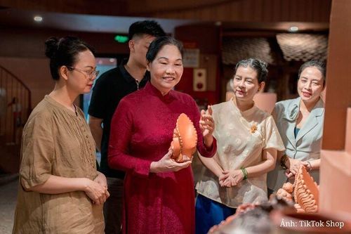 Nghệ nhân Hà Thị Vinh: 'Mong làng gốm trăm năm có thêm nhiều trăm năm nữa'