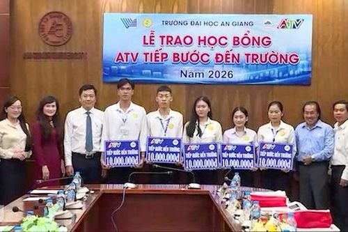 ATV tiếp bước đến trường trao học bổng cho em Nguyễn Thị Diễm Kiều