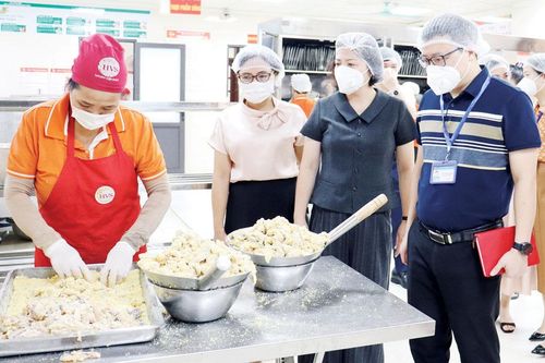 Giám sát bữa ăn bán trú, bảo đảm sức khỏe học sinh