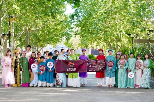 Chương trình diễu hành áo dài Việt Nam đầu tiên trên đường phố Sydney