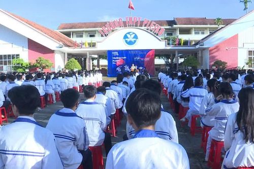 Gần 1.300 học sinh Trường THPT Pleiku tham gia Chiến dịch "Không một mình"